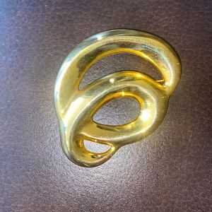 Gold brooch with unique design